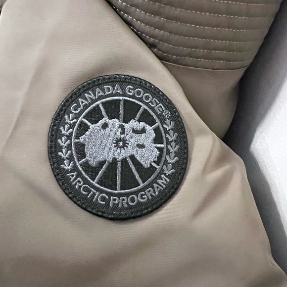 Canada Goose
McKenna Jacket - Picture 5 of 13